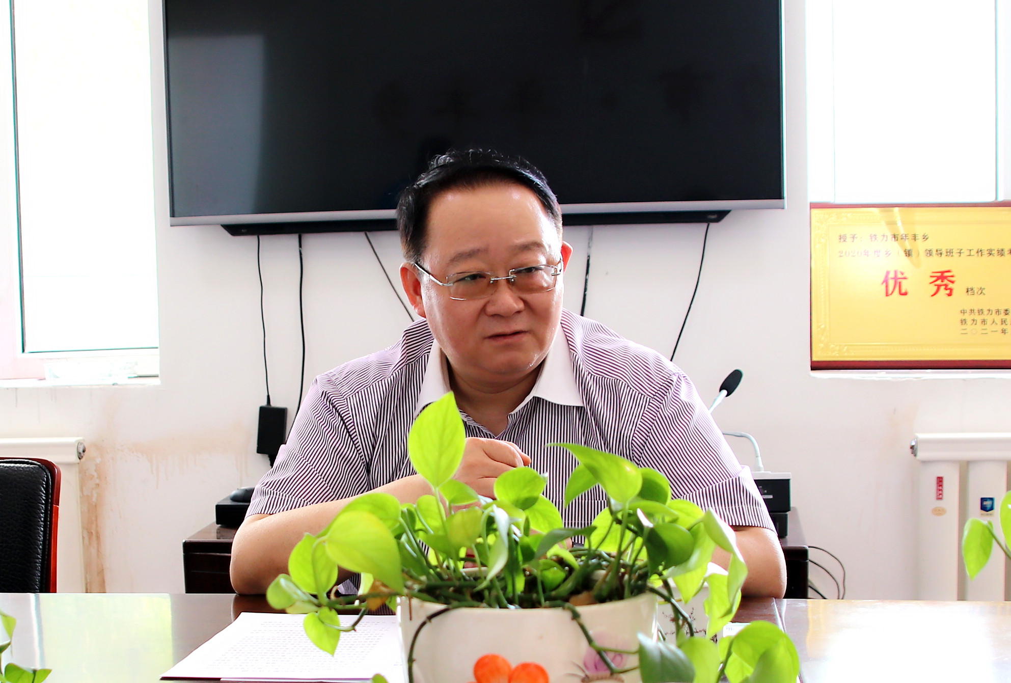 图为铁力市委常委、纪委书记、365bet体育存款_beat365平台_365平台主任 陈涛深入乡镇“下访”照片.JPG